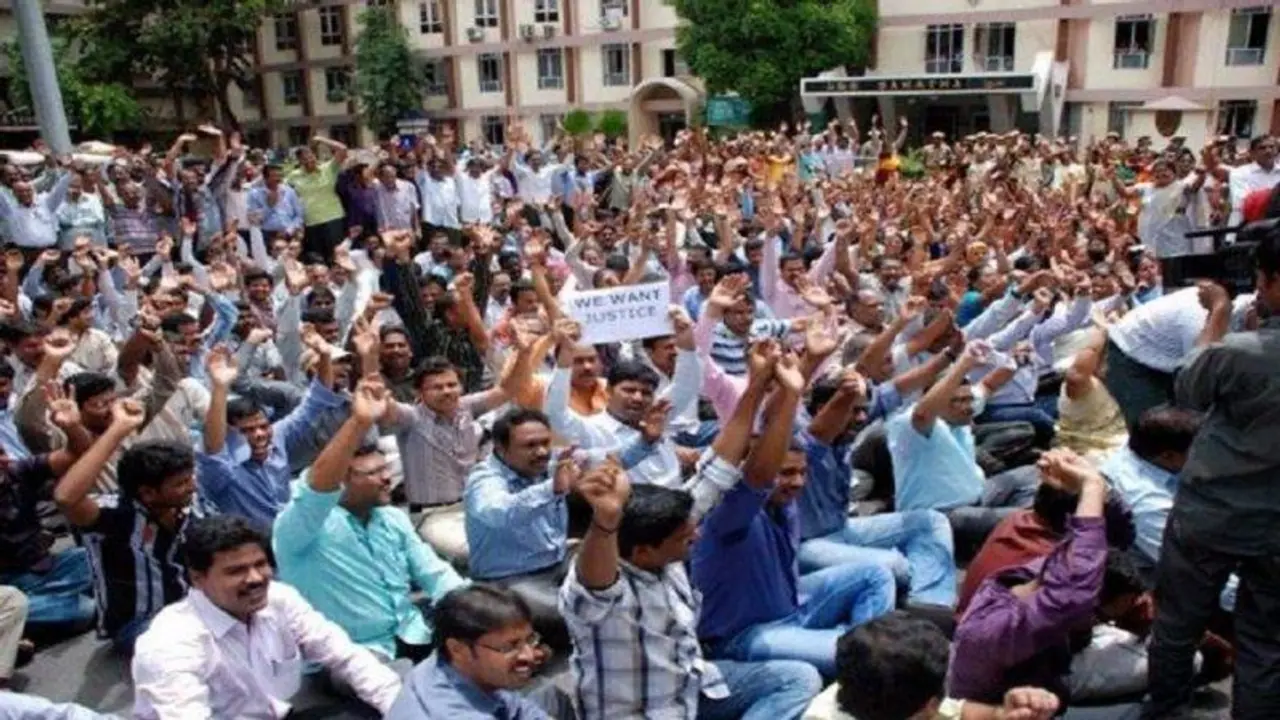 बंद हुए यूपी सरकार के दफ्तर, पुरानी पेंशन स्कीम की मांग लेकर हड़ताल पर 20 लाख कर्मचारी