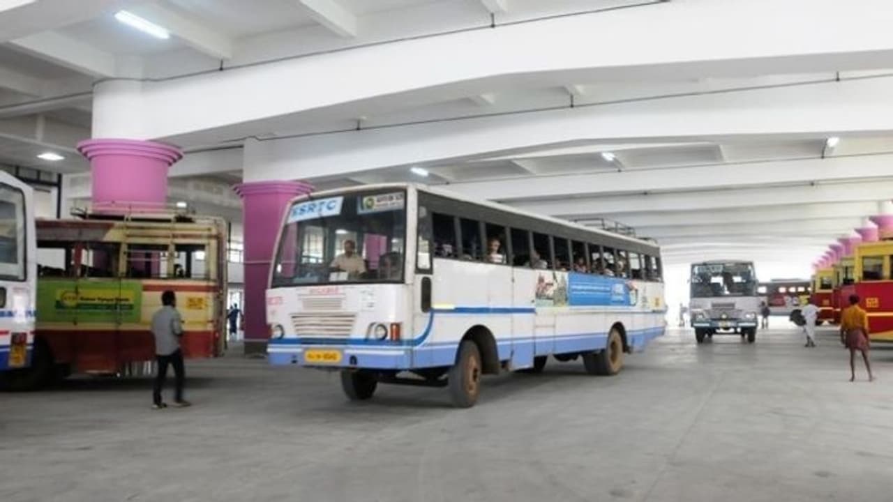 കെഎസ്ആര്ടിസി സ്റ്റാന്ഡിലെ സുരക്ഷാ ജീവനക്കാരന് ബസിനടിയില്പ്പെട്ട് മരിച്ചു കെഎസ്ആര്ടിസി സ്റ്റാന്ഡിലെ സുരക്ഷാ ജീവനക്കാരന് ബസിനടിയില്പ്പെട്ട് മരിച്ചു