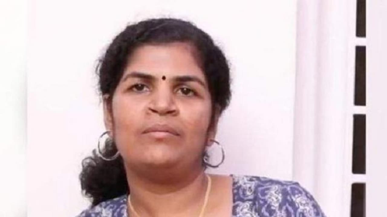 பக்தர்களை கடுப்பேற்றும் கனகதுர்கா..! ஐயப்பன் கோவிலுக்கு செல்ல அடுத்த முயற்சி..! பக்தர்களை கடுப்பேற்றும் கனகதுர்கா..! ஐயப்பன் கோவிலுக்கு செல்ல அடுத்த முயற்சி..!