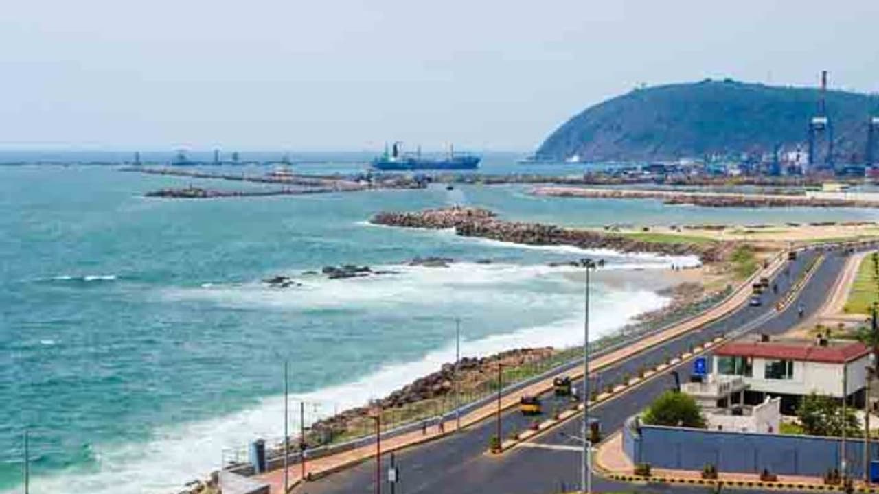 విశాఖలో కరోనా కలకలం... ఒకే కుటుంబంలో ముగ్గురికి పాజిటివ్