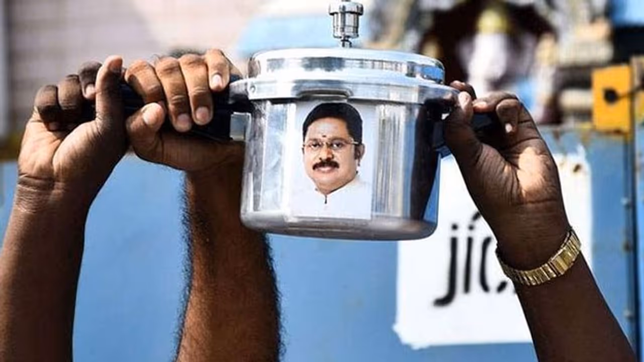 सुप्रीम कोर्ट से टीटीवी दिनाकरन को फिलहाल मिली निराशा