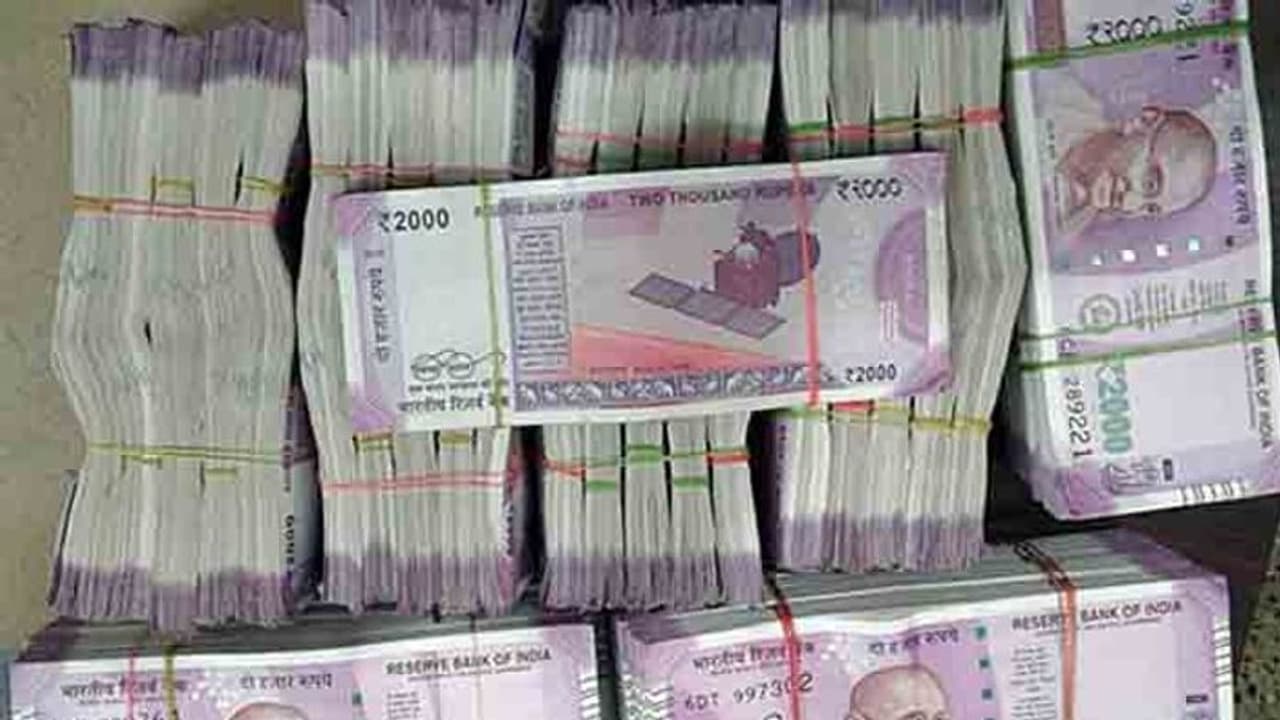 10 లక్షలు దొరికితే మీరేం చేస్తారు.. కానీ ఈ ఆటోడ్రైవర్ అలా కాదు 10 లక్షలు దొరికితే మీరేం చేస్తారు.. కానీ ఈ ఆటోడ్రైవర్ అలా కాదు