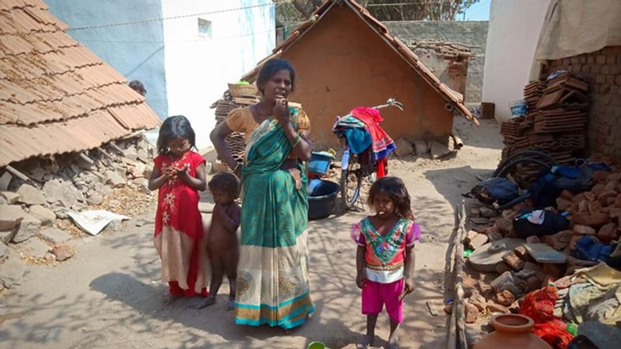 ಮೌಢ್ಯದ ಪರಾಕಾಷ್ಠೆ: ಹುಟ್ಟಿದ ಮೂರೇ ದಿನದಲ್ಲಿ ಹಸಿಗೂಸಿನ ಕೇಶಮುಂಡನ! ಮೌಢ್ಯದ ಪರಾಕಾಷ್ಠೆ: ಹುಟ್ಟಿದ ಮೂರೇ ದಿನದಲ್ಲಿ ಹಸಿಗೂಸಿನ ಕೇಶಮುಂಡನ!