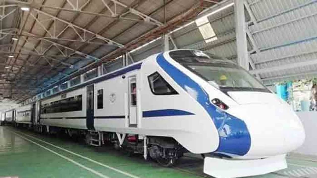 ఇండియాలోనే ఫాస్టెస్ట్ ట్రైన్: 15న కూతపెట్టనున్న ‘‘వందే భారత్ ఎక్స్ప్రెస్ ’’ ఇండియాలోనే ఫాస్టెస్ట్ ట్రైన్: 15న కూతపెట్టనున్న ‘‘వందే భారత్ ఎక్స్ప్రెస్ ’’