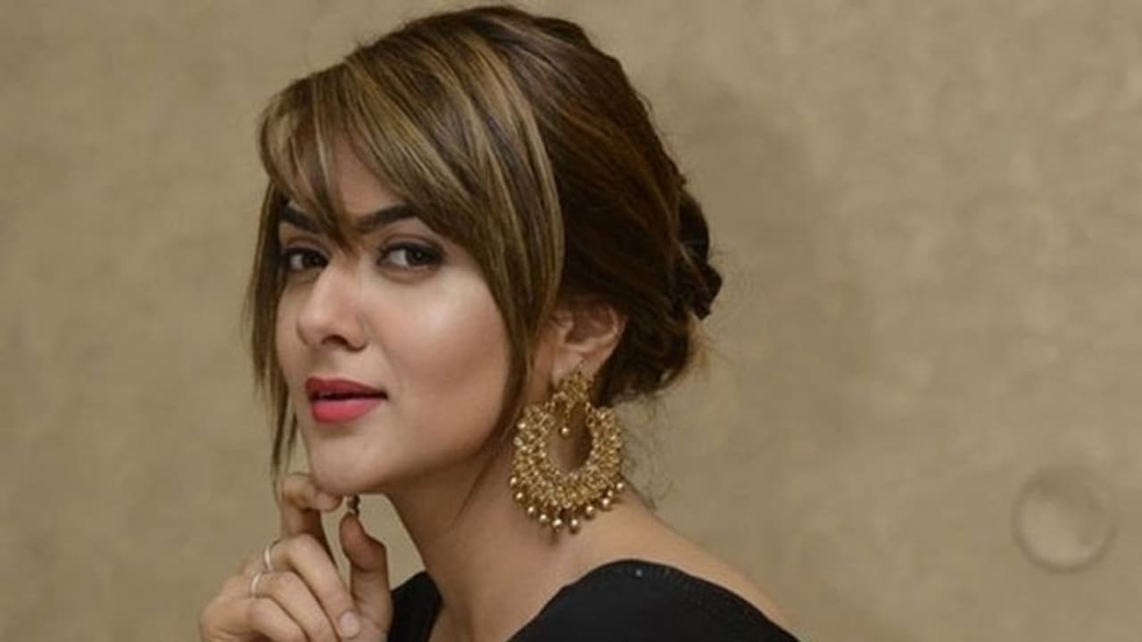 ఒక్క రాత్రికి కోటి.. సైలెంట్ అయిపోయిన హీరోయిన్! ఒక్క రాత్రికి కోటి.. సైలెంట్ అయిపోయిన హీరోయిన్!