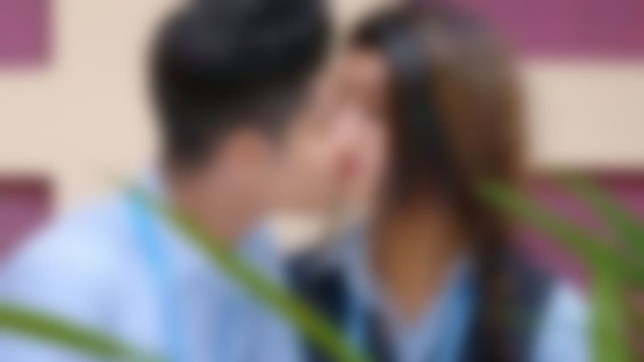 வெளியானது புருவ அழகி பிரியா வாரியரின் லிப் டூ லிப் முத்தக்காட்சி! வலுக்கும் ஏதிர்ப்பு! வெளியானது புருவ அழகி பிரியா வாரியரின் லிப் டூ லிப் முத்தக்காட்சி! வலுக்கும் ஏதிர்ப்பு!