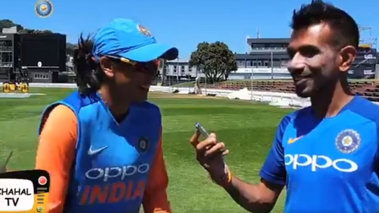 ಸ್ಪಿನ್ನರ್ ಚಹಲ್ ಕಾಲೆಳೆದ ಮಹಿಳಾ ಕ್ರಿಕೆಟರ್ ಸ್ಮೃತಿ ಸ್ಪಿನ್ನರ್ ಚಹಲ್ ಕಾಲೆಳೆದ ಮಹಿಳಾ ಕ್ರಿಕೆಟರ್ ಸ್ಮೃತಿ