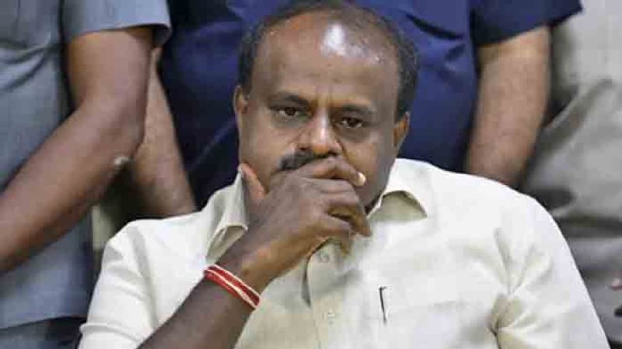 అజ్ఞాతంలో కాంగ్రెస్ ఎమ్మెల్యేలు..మైనారిటీలో కుమారస్వామి ప్రభుత్వం...? అజ్ఞాతంలో కాంగ్రెస్ ఎమ్మెల్యేలు..మైనారిటీలో కుమారస్వామి ప్రభుత్వం...?