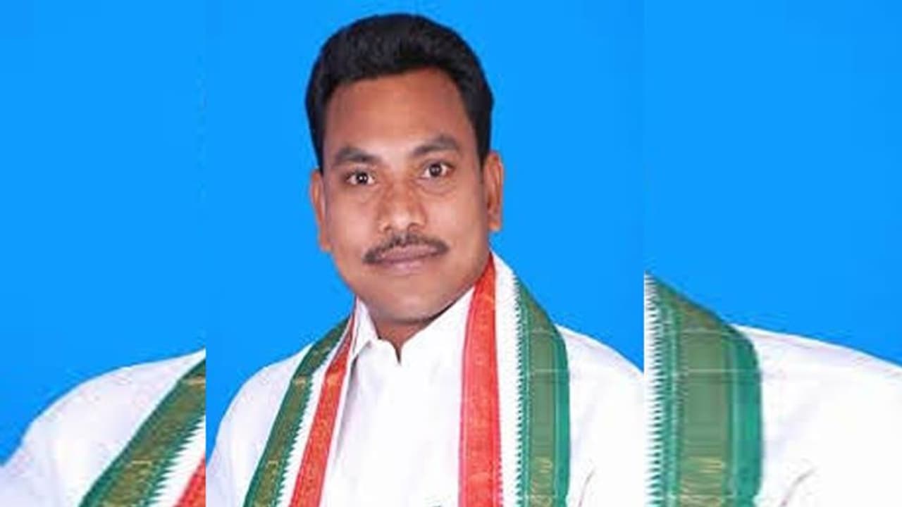 రేగా కాంతారావుకు షాక్: రెడ్డిగూడెంలో అడ్డుకొన్న గ్రామస్తులు రేగా కాంతారావుకు షాక్: రెడ్డిగూడెంలో అడ్డుకొన్న గ్రామస్తులు