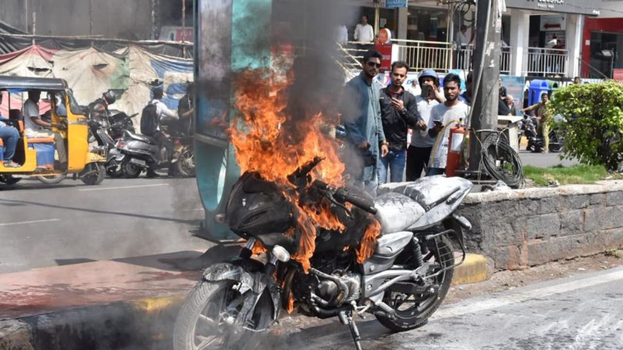 ಹೊತ್ತಿ ಉರಿಯಿತು ಚಲಿಸುತ್ತಿದ್ದ ಬೈಕ್ ತನಿಖೆಗೆ ಮುಂದಾದ ಕಂಪೆನಿ!