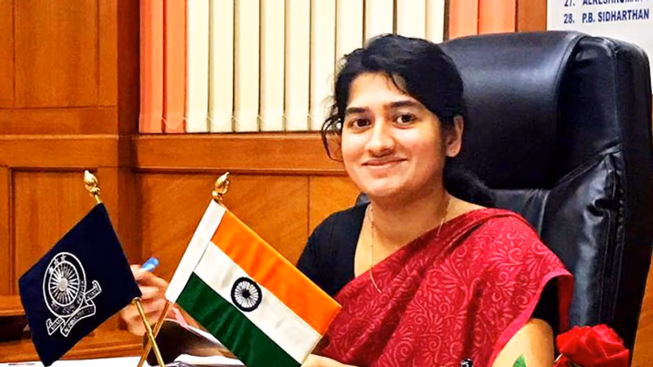 കലക്ടർ ടി.വി.അനുപമയുടെ കാർ അപകടത്തില്പ്പെട്ടു കലക്ടർ ടി.വി.അനുപമയുടെ കാർ അപകടത്തില്പ്പെട്ടു