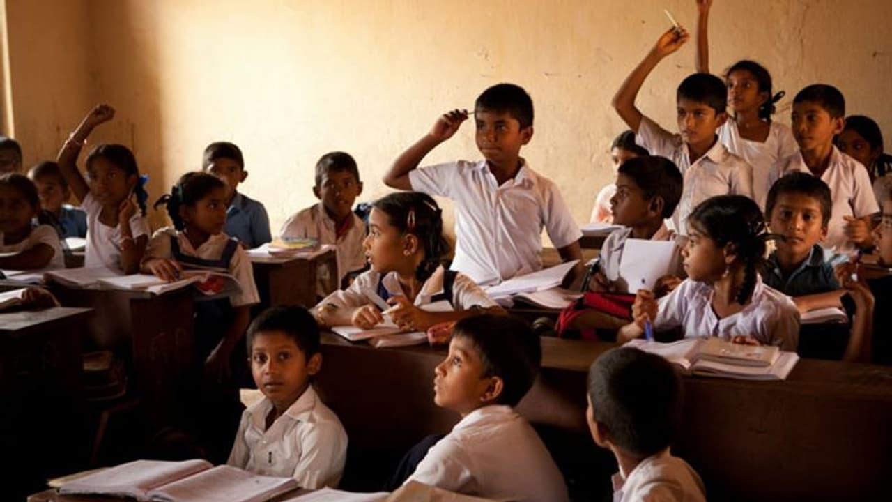 ಶಾಲೆಗಳಿಗೆ ದಿಢೀರ್ ರಜೆ ಕೊಟ್ಟರೆ ಬದಲಿ ದಿನ ತರಗತಿ ಶಾಲೆಗಳಿಗೆ ದಿಢೀರ್ ರಜೆ ಕೊಟ್ಟರೆ ಬದಲಿ ದಿನ ತರಗತಿ