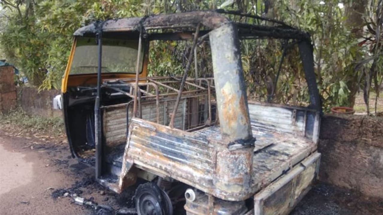 സ്കൂളിന് മുന്നില് നിര്ത്തിയിട്ട ഓട്ടോറിക്ഷ സാമൂഹ്യ വിരുദ്ധര് തീവെച്ച് നശിപ്പിച്ചു സ്കൂളിന് മുന്നില് നിര്ത്തിയിട്ട ഓട്ടോറിക്ഷ സാമൂഹ്യ വിരുദ്ധര് തീവെച്ച് നശിപ്പിച്ചു