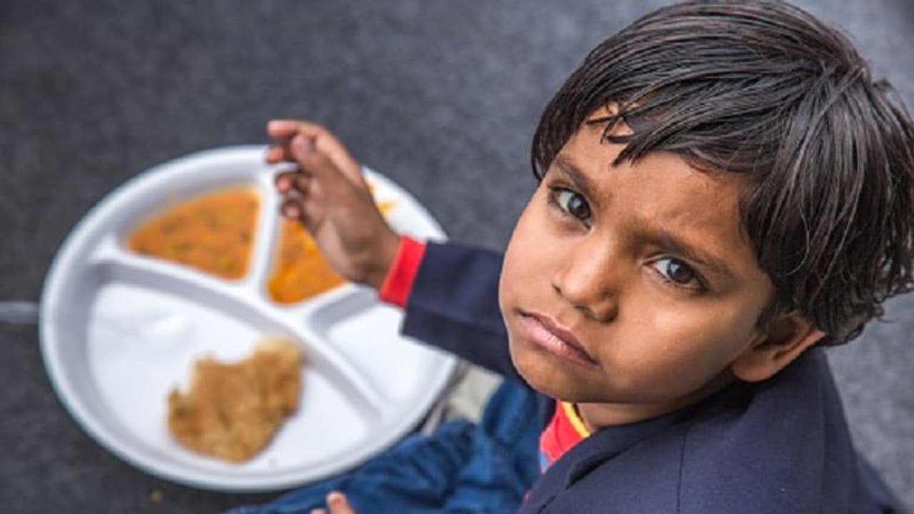 ಊಟಕ್ಕಾಗಿ ಪರದಾಡಿ ತಲೆಸುತ್ತು ಬಂದು ಬೀಳುತ್ತಿರುವ ವಿದ್ಯಾರ್ಥಿನಿಯರು!