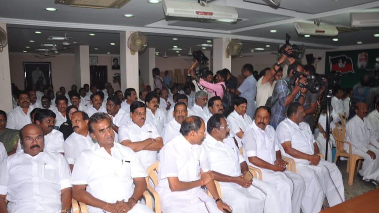 பா.ஜ.க.வோடு மோதும் அ.தி.மு.க. அமைச்சர்?: அன்று அடியாட்கள்! இன்று போலீஸ். பா.ஜ.க.வோடு மோதும் அ.தி.மு.க. அமைச்சர்?: அன்று அடியாட்கள்! இன்று போலீஸ்.