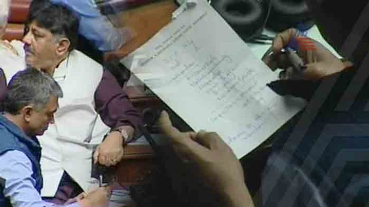 ಸದನದಲ್ಲಿ ಮೊನ್ನೆ BJP ಚೀಟಿ.. ಇಂದು ಕಾಂಗ್ರೆಸ್, ಏನಿದು ಚೀಟಿ ಪಾಲಿಟಿಕ್ಸ್..? ಸದನದಲ್ಲಿ ಮೊನ್ನೆ BJP ಚೀಟಿ.. ಇಂದು ಕಾಂಗ್ರೆಸ್, ಏನಿದು ಚೀಟಿ ಪಾಲಿಟಿಕ್ಸ್..?