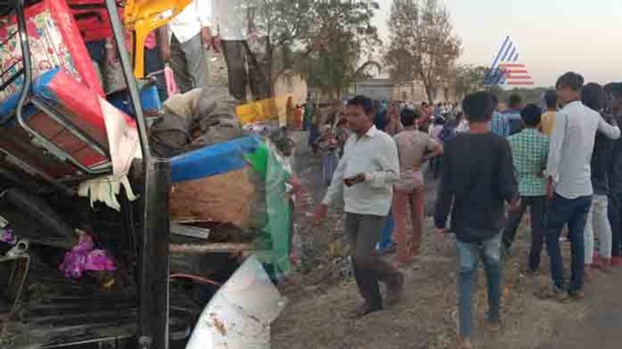 ವಿಜಯಪುರ: ಲಾರಿ ಆಟೋ ಡಿಕ್ಕಿ, ಇಬ್ಬರು ಮಕ್ಕಳು ಸೇರಿ ಐವರು ಸಾವು ವಿಜಯಪುರ: ಲಾರಿ ಆಟೋ ಡಿಕ್ಕಿ, ಇಬ್ಬರು ಮಕ್ಕಳು ಸೇರಿ ಐವರು ಸಾವು