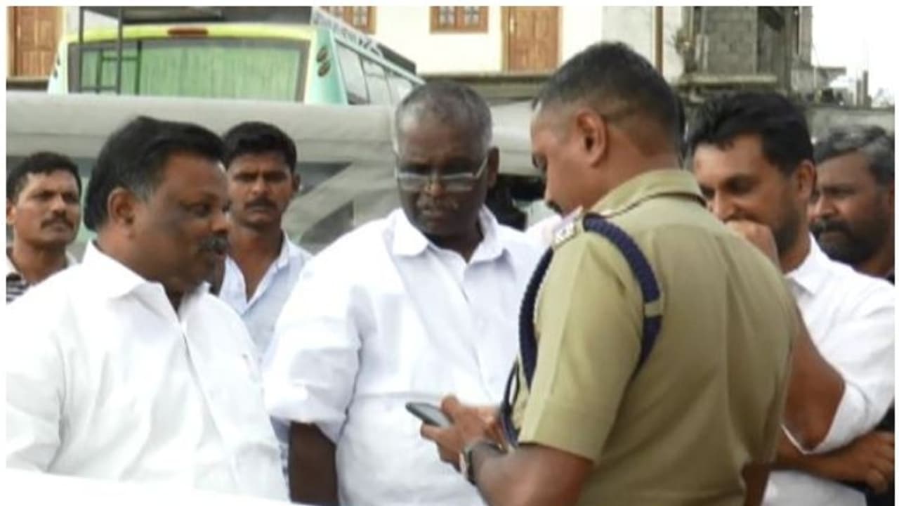 എന്ഒസി വാങ്ങാതെ പണിയുന്ന കെട്ടിടത്തിന് സ്റ്റോപ്പ് മെമ്മോ; സബ് കളക്ടറെ അധിക്ഷേപിച്ച് എസ് രാജേന്ദ്രന് എംഎല്എ എന്ഒസി വാങ്ങാതെ പണിയുന്ന കെട്ടിടത്തിന് സ്റ്റോപ്പ് മെമ്മോ; സബ് കളക്ടറെ അധിക്ഷേപിച്ച് എസ് രാജേന്ദ്രന് എംഎല്എ