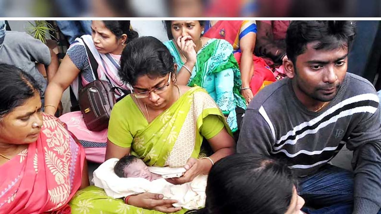 பிரசவத்தின்போது குழந்தையை தவறவிட்ட செவிலியர்கள்….கீழே விழுந்ததால் மரணம்… பிரசவத்தின்போது குழந்தையை தவறவிட்ட செவிலியர்கள்….கீழே விழுந்ததால் மரணம்…