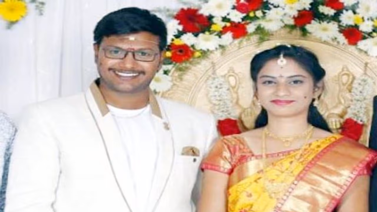 ప్రేమించి పెళ్లిచేసుకున్నవాడి వేధింపులు.... వివాహిత ఆత్మహత్య ప్రేమించి పెళ్లిచేసుకున్నవాడి వేధింపులు.... వివాహిత ఆత్మహత్య