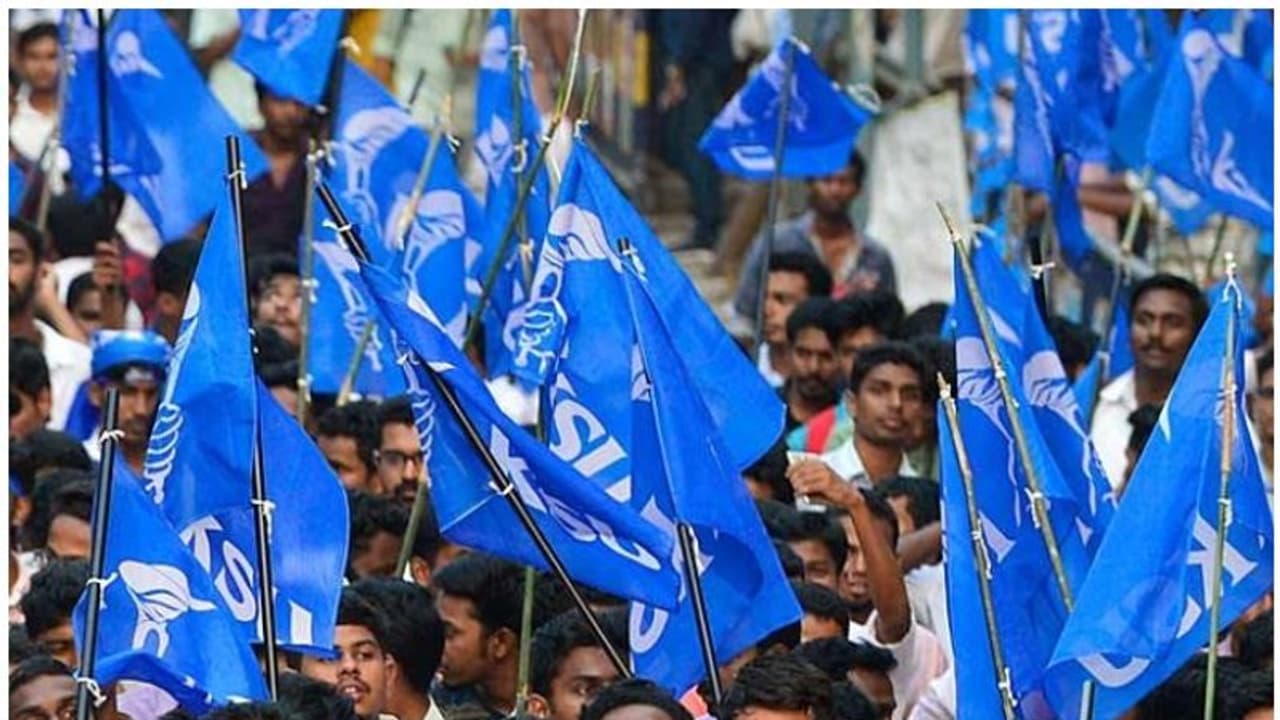 കെഎസ്യു പുനഃസംഘടനയിലും ഗ്രൂപ്പ് പോര്; തെരഞ്ഞെടുപ്പ് ഒഴിവാക്കാന് നീക്കം, ഉടക്കി ചെന്നിത്തല കെഎസ്യു പുനഃസംഘടനയിലും ഗ്രൂപ്പ് പോര്; തെരഞ്ഞെടുപ്പ് ഒഴിവാക്കാന് നീക്കം, ഉടക്കി ചെന്നിത്തല