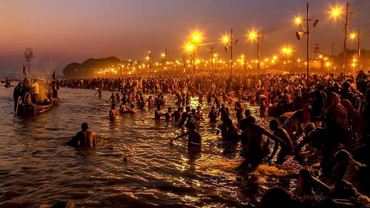 हाईकोर्ट ने कुंभ में फोटोग्राफी पर मेला अधिकारी को लगाई फटकार, कुंभ में इन जगहों पर न खींचे फोटो