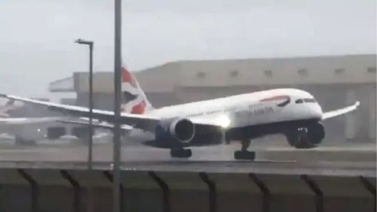 శంషాబాద్ లో.. విమానానికి తృటిలో తప్పిన ప్రమాదం శంషాబాద్ లో.. విమానానికి తృటిలో తప్పిన ప్రమాదం