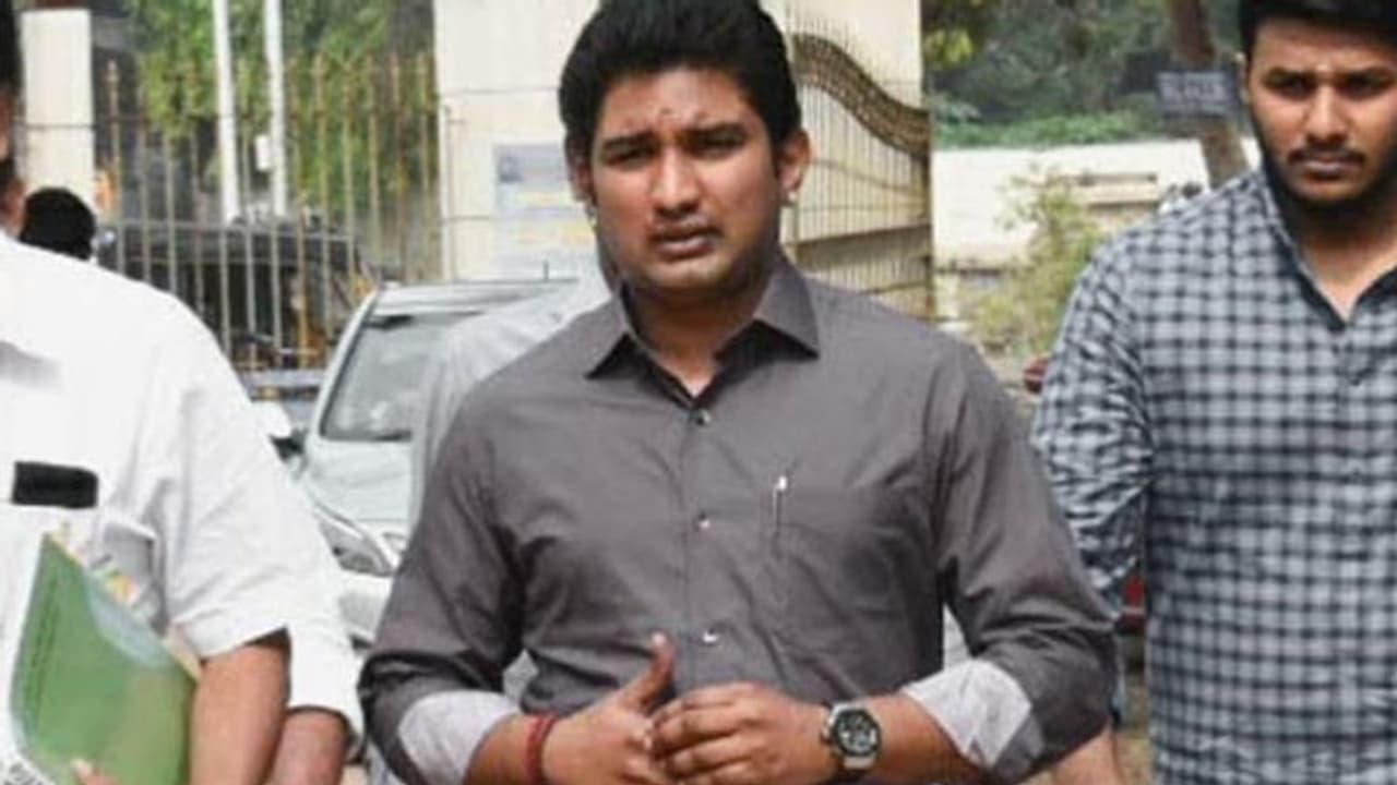 விடிய விடிய விசாரணை.. விவேக் ஜெயராமனின் மாமனார் அதிரடி கைது.. என்ன காரணம் தெரியுமா?