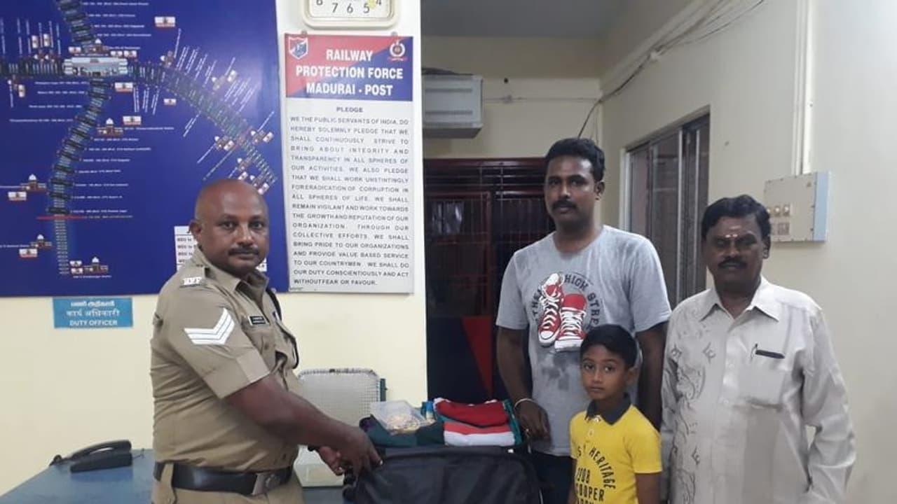 நகை பையை மாற்றி எடுத்து சென்ற பயணி...!15 நிமிடத்தில் கண்டுபிடித்த ரயில்வே போலீஸ்..! நகை பையை மாற்றி எடுத்து சென்ற பயணி...!15 நிமிடத்தில் கண்டுபிடித்த ரயில்வே போலீஸ்..!