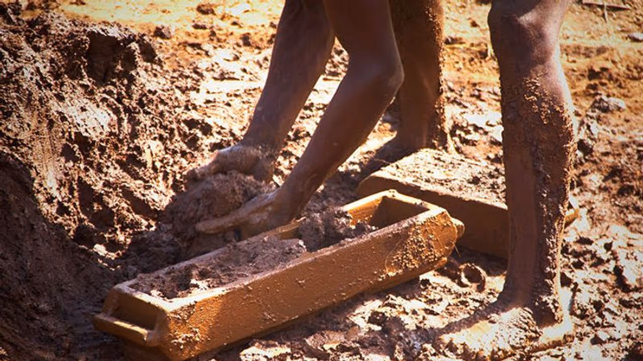 ग्रेनाइट फैक्ट्री में देखते ही देखते ढह गई मिट्टी, तीन साल की मासूम समेत पांच की मौत ग्रेनाइट फैक्ट्री में देखते ही देखते ढह गई मिट्टी, तीन साल की मासूम समेत पांच की मौत