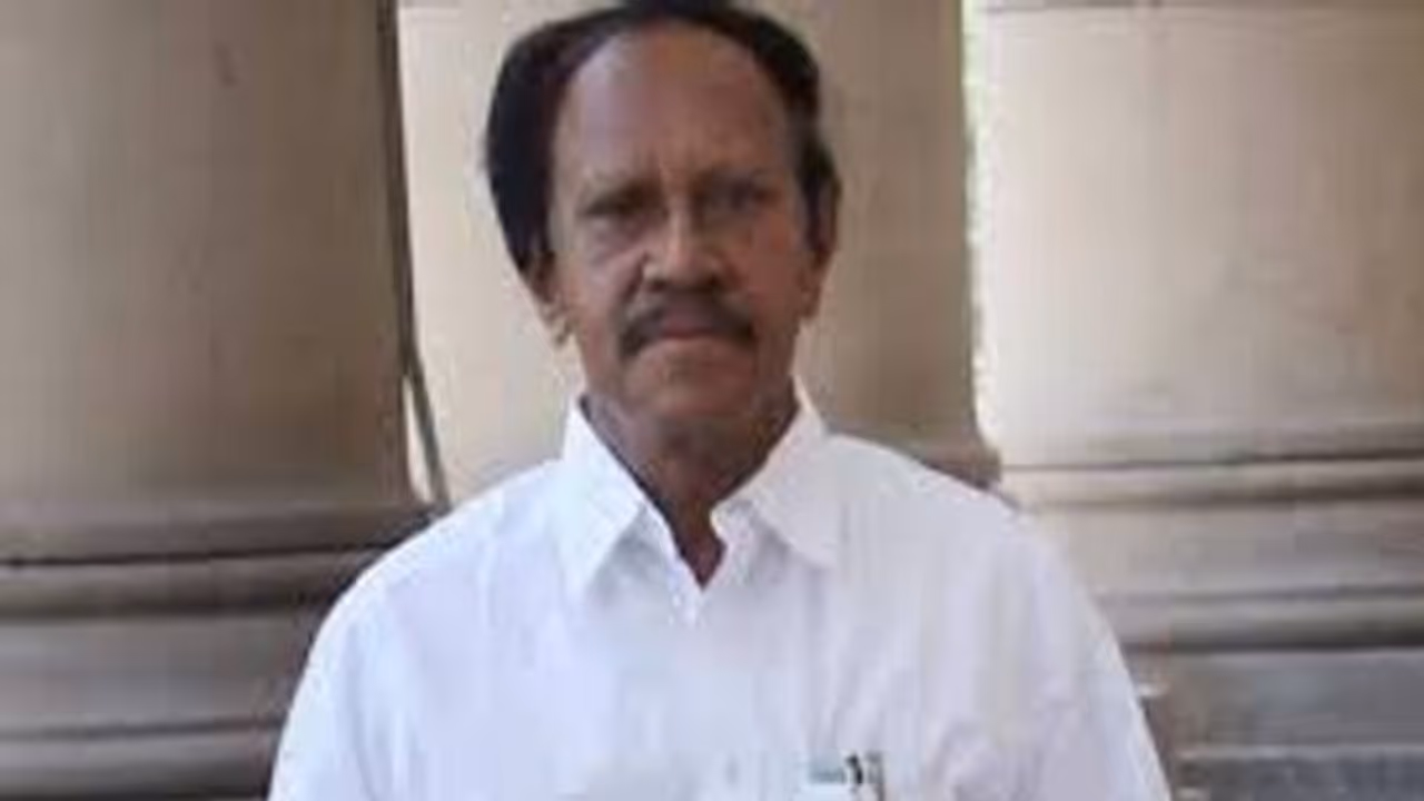 ஜேப்பியார் கல்லூரியை அடுத்து தம்பிதுரையின் கல்லூரிக்கும் சிக்கல்... நீதிமன்றம் போட்ட உத்தரவு..! ஜேப்பியார் கல்லூரியை அடுத்து தம்பிதுரையின் கல்லூரிக்கும் சிக்கல்... நீதிமன்றம் போட்ட உத்தரவு..!