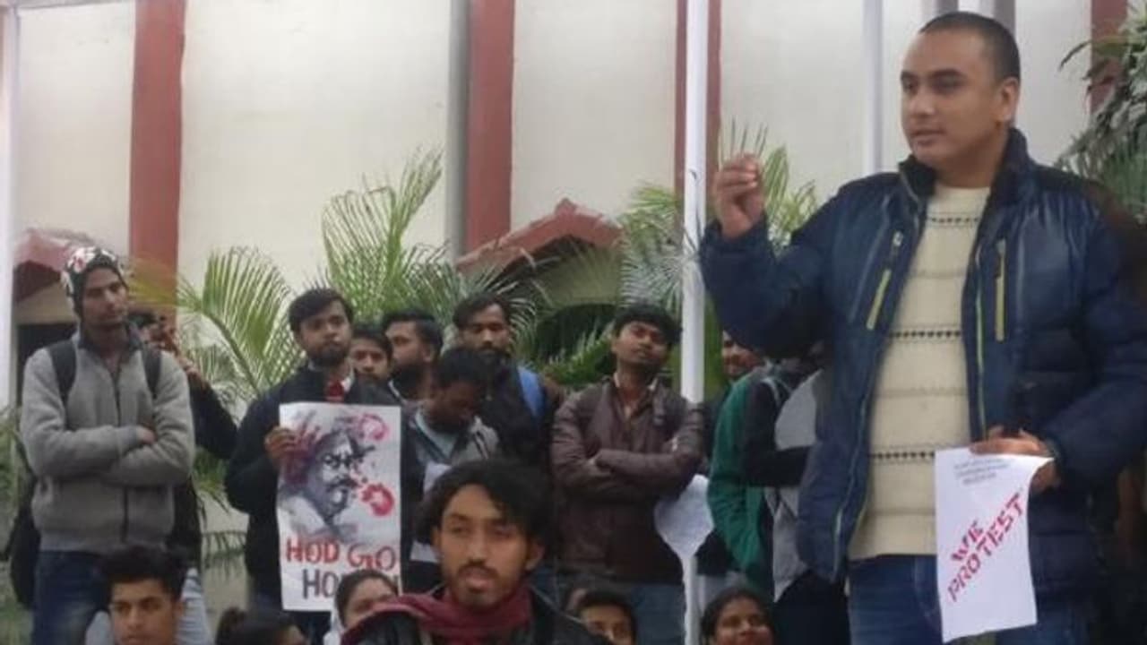 സര്വ്വകലാശാല തുറന്നു: ജാമിയ മിലിയ ക്യാംപസില് പ്രതിഷേധം ശക്തമാകുന്നു സര്വ്വകലാശാല തുറന്നു: ജാമിയ മിലിയ ക്യാംപസില് പ്രതിഷേധം ശക്തമാകുന്നു