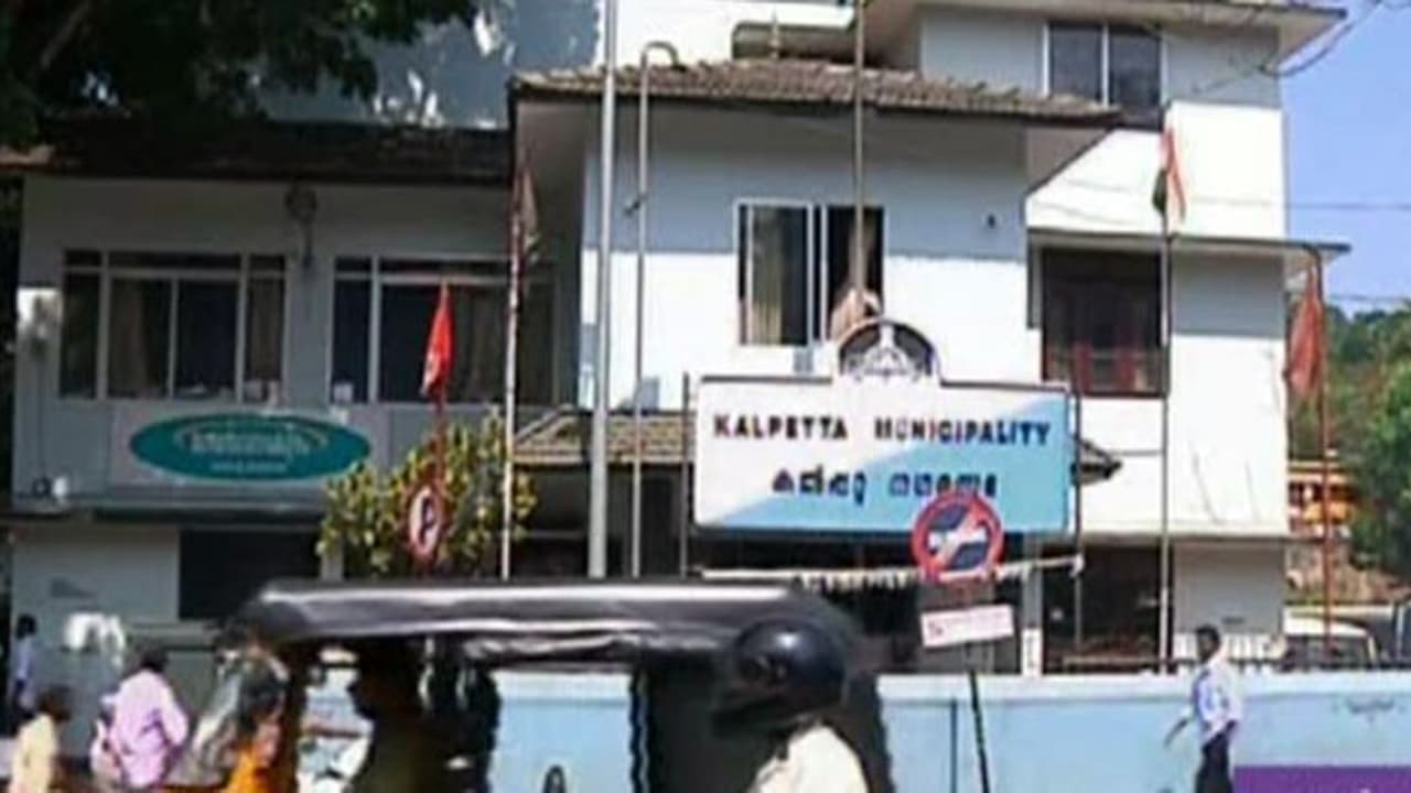 പഴയ മാർക്കറ്റിൽ നിന്ന് മാറില്ലെന്ന് കൽപ്പറ്റയിലെ മത്സ്യ മാംസ കച്ചവടക്കാർ; പൊലീസിനെ ഇറക്കുമെന്ന് നഗരസഭ പഴയ മാർക്കറ്റിൽ നിന്ന് മാറില്ലെന്ന് കൽപ്പറ്റയിലെ മത്സ്യ മാംസ കച്ചവടക്കാർ; പൊലീസിനെ ഇറക്കുമെന്ന് നഗരസഭ