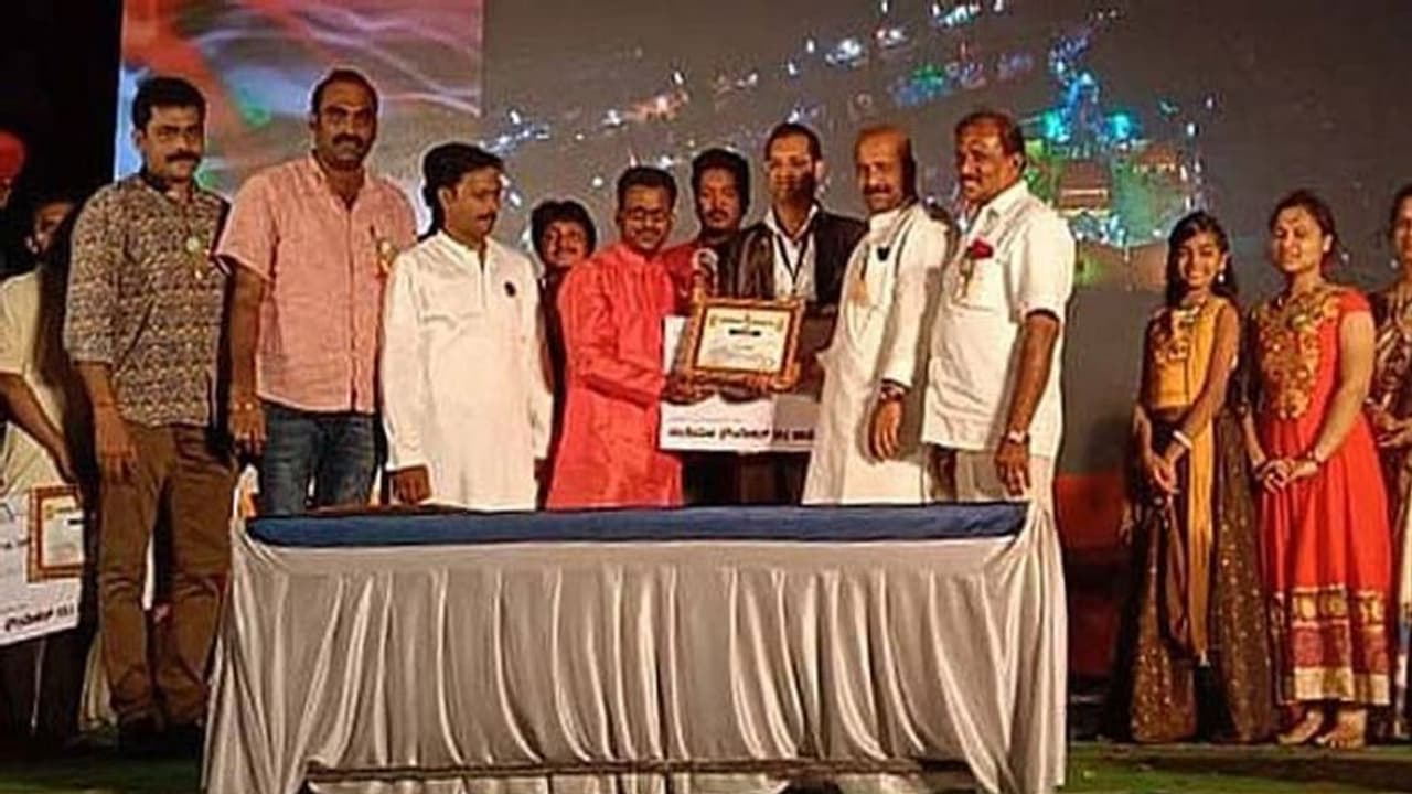 ವಂದೇ ಮಾತರಂ ಗೋಲ್ಡನ್ ಬುಕ್ ದಾಖಲೆಗೆ ಸೇರ್ಪಡೆ ವಂದೇ ಮಾತರಂ ಗೋಲ್ಡನ್ ಬುಕ್ ದಾಖಲೆಗೆ ಸೇರ್ಪಡೆ