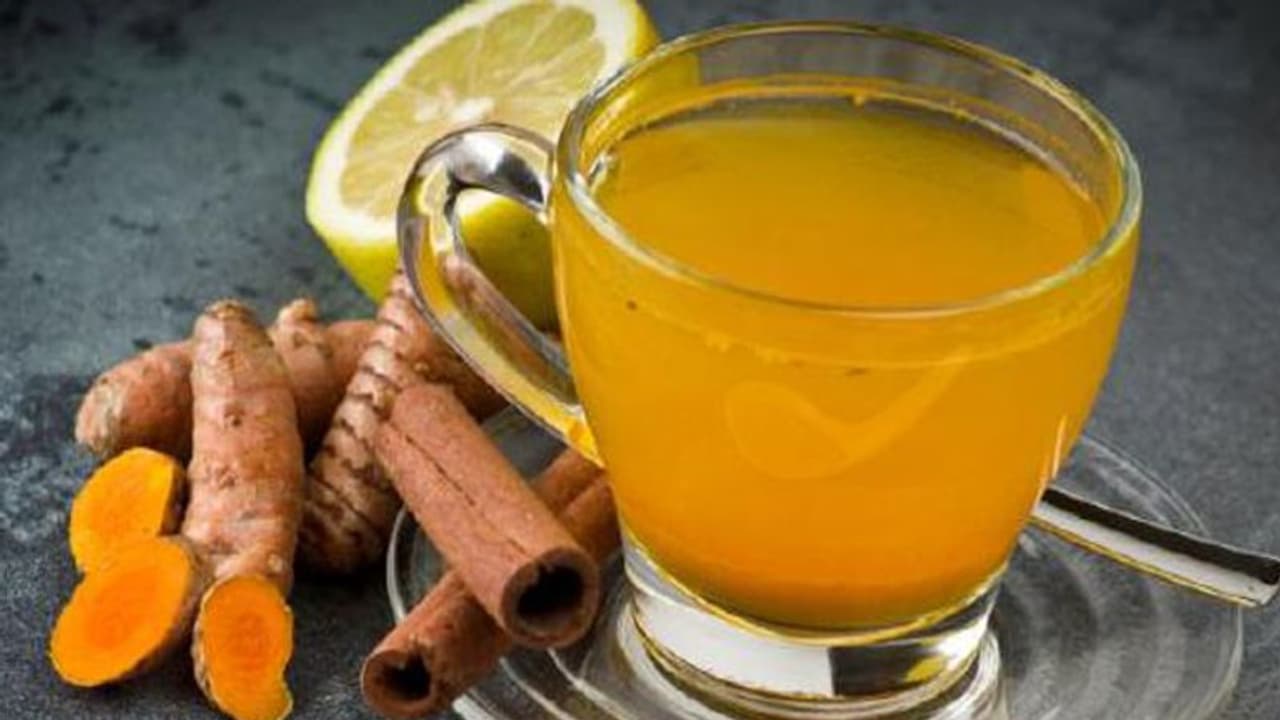 നാരങ്ങ വെള്ളത്തിൽ ഒരു നുള്ള് മഞ്ഞൾ പൊടി ചേർത്ത് കുടിക്കുന്നത് ശീലമാക്കൂ നാരങ്ങ വെള്ളത്തിൽ ഒരു നുള്ള് മഞ്ഞൾ പൊടി ചേർത്ത് കുടിക്കുന്നത് ശീലമാക്കൂ