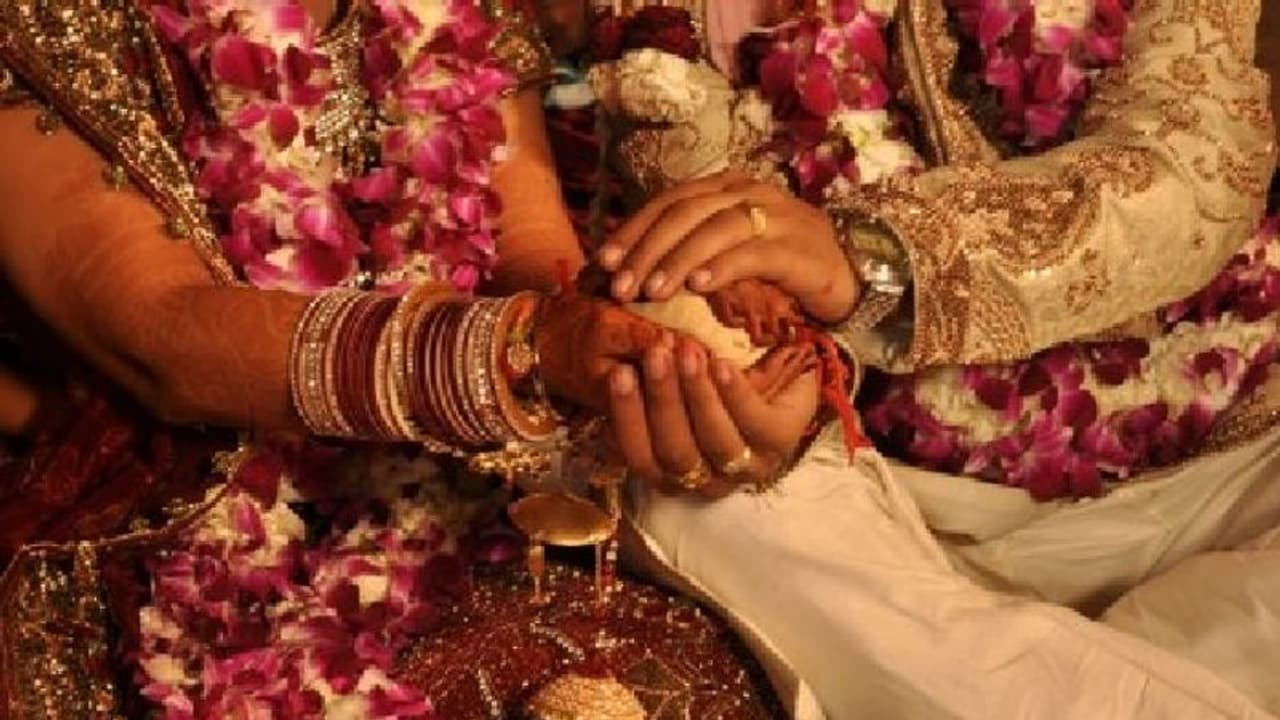 భారత్ పాక్ మధ్య వివాదం.. ఆగిన యువకుని పెళ్లి భారత్ పాక్ మధ్య వివాదం.. ఆగిన యువకుని పెళ్లి