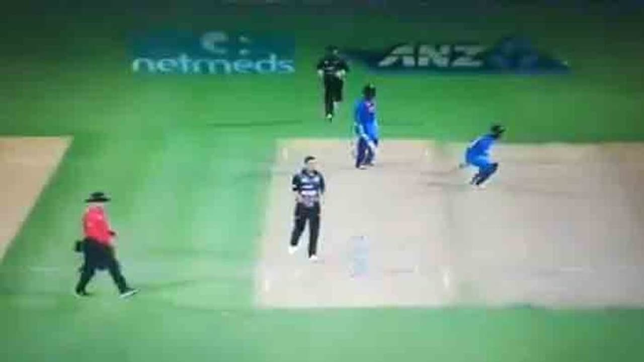 పరుగు కోసం పాండ్యా...వెనక్కెళ్లమన్న దినేశ్ కార్తీక్: నెటిజన్ల ఫైర్ పరుగు కోసం పాండ్యా...వెనక్కెళ్లమన్న దినేశ్ కార్తీక్: నెటిజన్ల ఫైర్