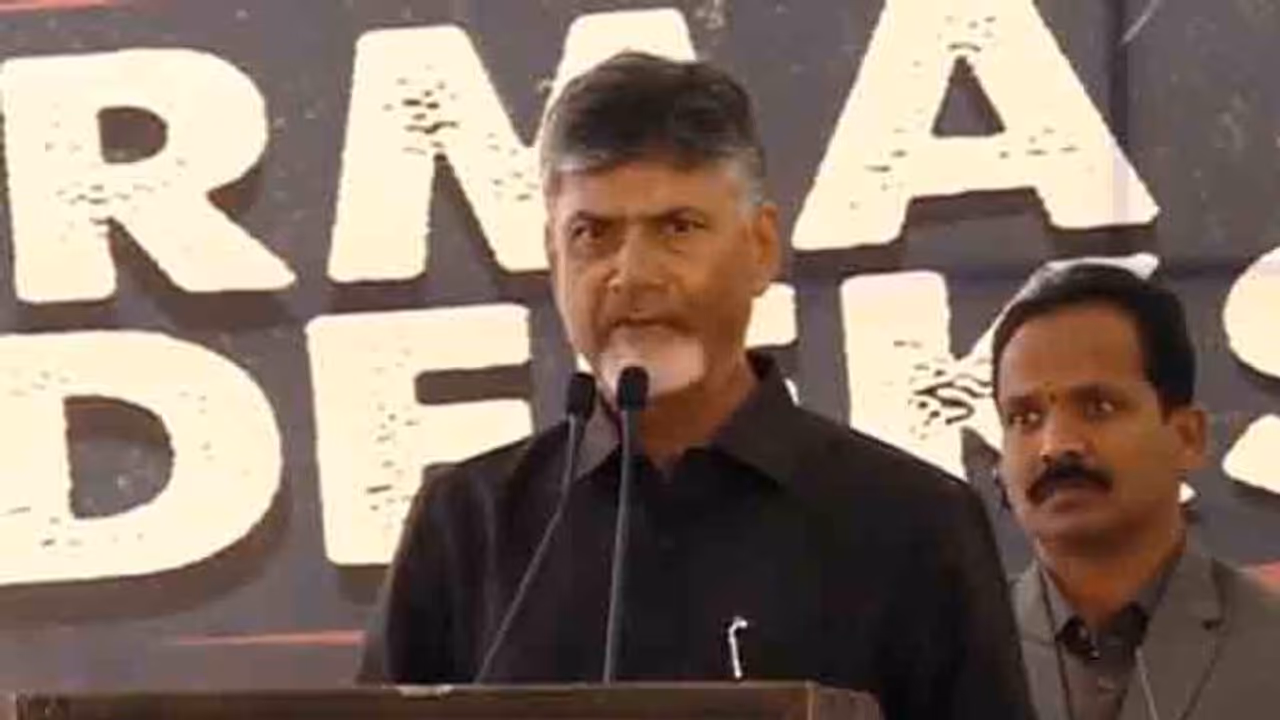 సత్తా ఏంటో చూపిస్తా, పార్లమెంట్లో మోడీ క్షమాపణలు చెప్పాలి: చంద్రబాబు సత్తా ఏంటో చూపిస్తా, పార్లమెంట్లో మోడీ క్షమాపణలు చెప్పాలి: చంద్రబాబు