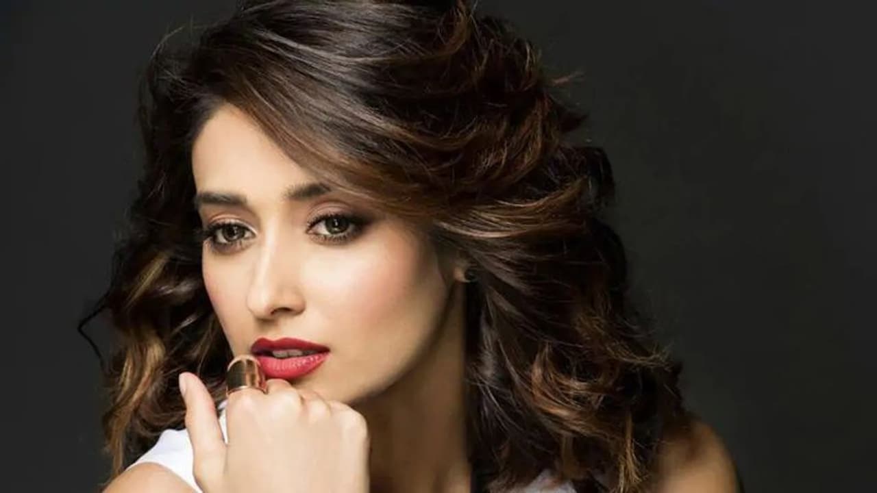 నా కాళ్లపై గాయాలు, మచ్చలు.. ఇలియానా కామెంట్స్! నా కాళ్లపై గాయాలు, మచ్చలు.. ఇలియానా కామెంట్స్!