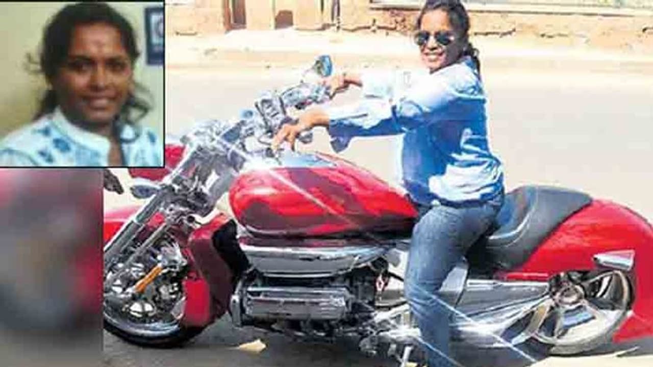 లేడీ రౌడీషీటర్ దౌర్జన్యాలు..వణికిపోతున్న జనాలు లేడీ రౌడీషీటర్ దౌర్జన్యాలు..వణికిపోతున్న జనాలు