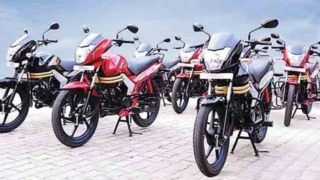 രണ്ട് ഹെല്മറ്റുണ്ടെങ്കില് മാത്രം രജിസ്ട്രേഷൻ: ഇരുചക്ര വാഹനം വാങ്ങിക്കുന്നവർക്ക് പുതിയ നിബന്ധന രണ്ട് ഹെല്മറ്റുണ്ടെങ്കില് മാത്രം രജിസ്ട്രേഷൻ: ഇരുചക്ര വാഹനം വാങ്ങിക്കുന്നവർക്ക് പുതിയ നിബന്ധന