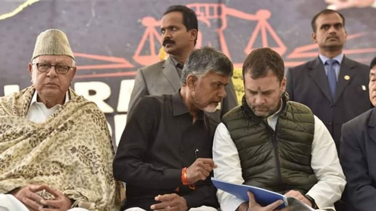 ఏపీ భారత్లో భాగం కాదా: చంద్రబాబు దీక్షకు రాహుల్ మద్దతు ఏపీ భారత్లో భాగం కాదా: చంద్రబాబు దీక్షకు రాహుల్ మద్దతు