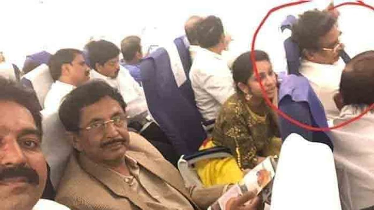 ఢిల్లీలో బాబు దీక్ష...టీడీపీ స్పెషల్ ఫ్లైట్లో హరిబాబు: బయటపెట్టిన విజయసాయి ఢిల్లీలో బాబు దీక్ష...టీడీపీ స్పెషల్ ఫ్లైట్లో హరిబాబు: బయటపెట్టిన విజయసాయి