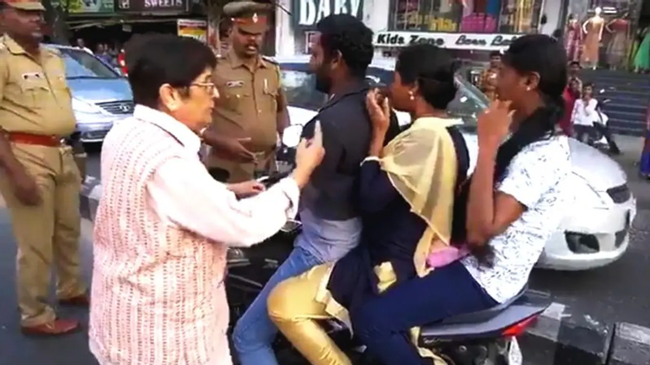 ಟ್ರಾಫಿಕ್ ಪೊಲೀಸ್ ಆಗಿ ರಸ್ತೆಗಿಳಿದ ಕಿರಣ್ ಬೇಡಿ ಟ್ರಾಫಿಕ್ ಪೊಲೀಸ್ ಆಗಿ ರಸ್ತೆಗಿಳಿದ ಕಿರಣ್ ಬೇಡಿ