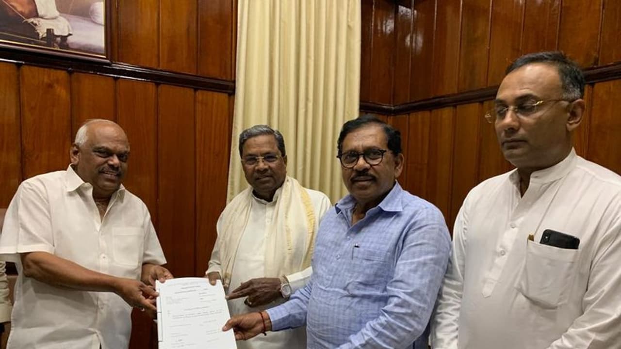 ಸಿದ್ದರಾಮಯ್ಯ ಬ್ರಹ್ಮಾಸ್ತ್ರ, ಅತೃಪ್ತ ಶಾಸಕರಿಗೆ ಅನರ್ಹತೆಯ ಭೀತಿ ಸಿದ್ದರಾಮಯ್ಯ ಬ್ರಹ್ಮಾಸ್ತ್ರ, ಅತೃಪ್ತ ಶಾಸಕರಿಗೆ ಅನರ್ಹತೆಯ ಭೀತಿ