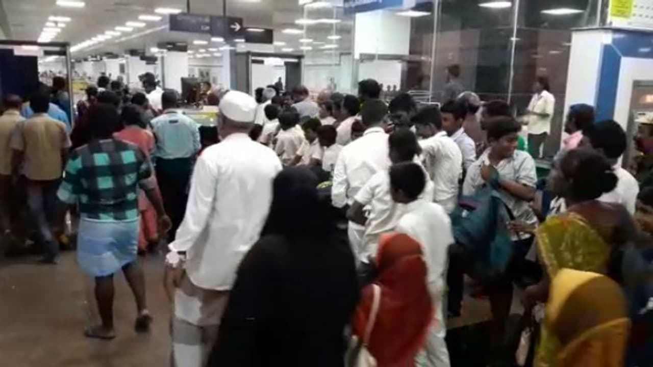 திடீரென்று மூடிய மெட்ரோ ரயில் கதவுகள்.. குழந்தையோடு இடுக்கில் மாட்டி அலறிய பெண்.. தர்ணாவில் ஈடுபட்ட பயணிகள்
