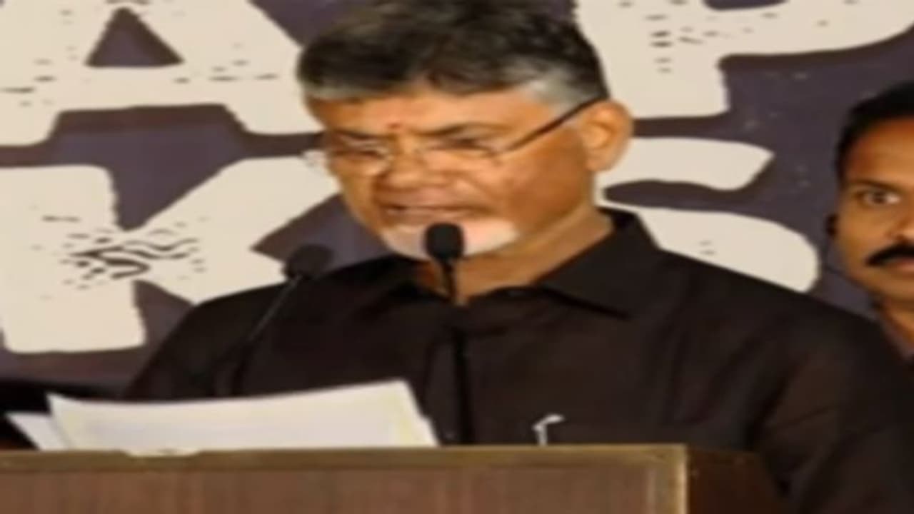 నేను కనిపిస్తే కొడుతారేమో..: మోడీపై నిప్పులు చెరిగిన చంద్రబాబు నేను కనిపిస్తే కొడుతారేమో..: మోడీపై నిప్పులు చెరిగిన చంద్రబాబు