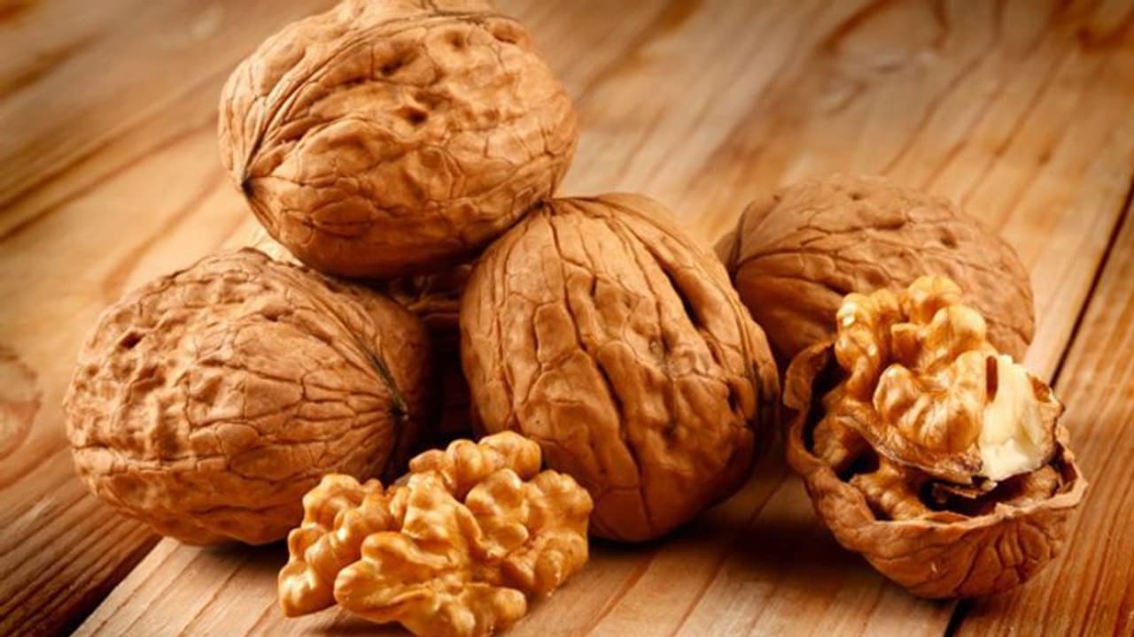 ദിവസവും ഒരു പിടി വാൾനട്ട് കഴിക്കുന്നതിന്റെ ഗുണങ്ങൾ ദിവസവും ഒരു പിടി വാൾനട്ട് കഴിക്കുന്നതിന്റെ ഗുണങ്ങൾ