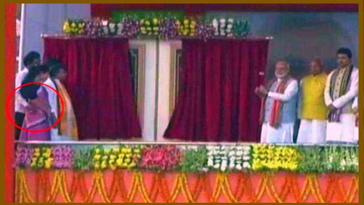 பிரதமர் நிகழ்ச்சியில் அநாகரிகம்..! பெண் அமைச்சரின் இடுப்பில் கை வைத்த அமைச்சரால் பரபரப்பு..!! பிரதமர் நிகழ்ச்சியில் அநாகரிகம்..! பெண் அமைச்சரின் இடுப்பில் கை வைத்த அமைச்சரால் பரபரப்பு..!!