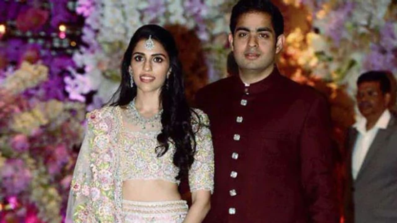 ఎంత ప్రేమో.. శ్లోకా నవ్వులను క్యాప్చర్ చేయమంటున్న ఆకాశ్ అంబానీ ఎంత ప్రేమో.. శ్లోకా నవ్వులను క్యాప్చర్ చేయమంటున్న ఆకాశ్ అంబానీ